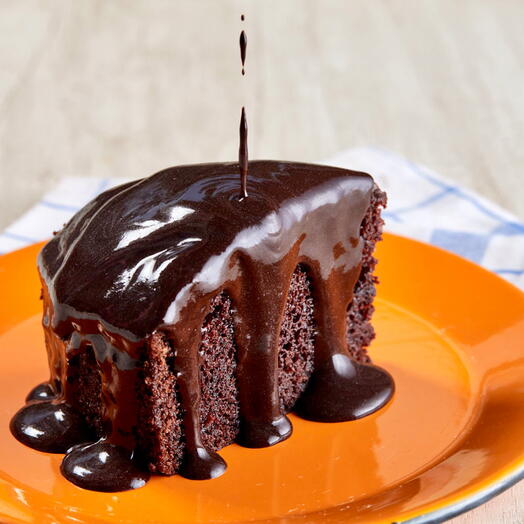 Bolo de Chocolate Tradicional com Calda