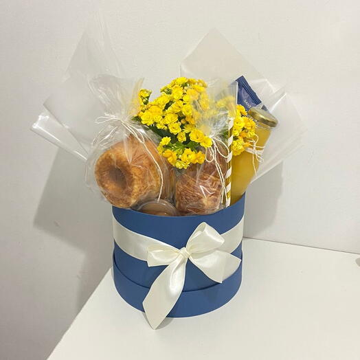 Cesta com Flores e Bolo