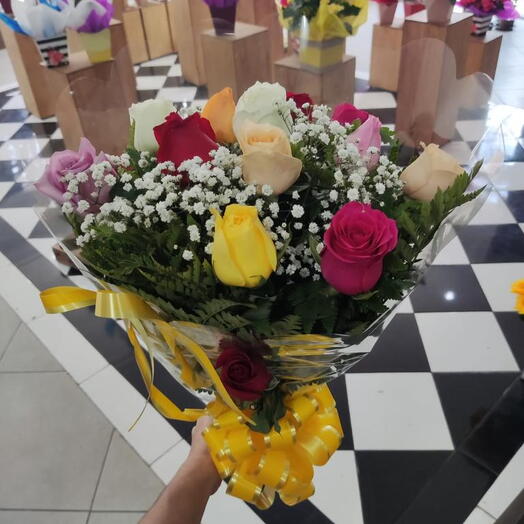 Buquê Tradicional Com 12 Rosas Coloridas