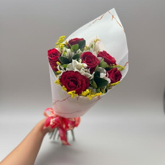 Buquê 6 rosas e astromeria