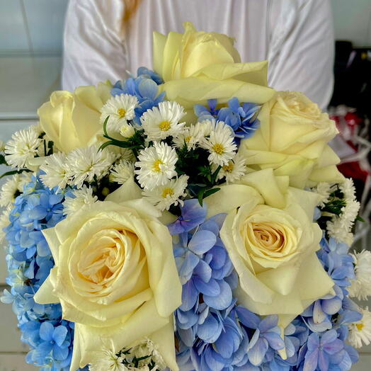 Buquê de tulipas com rosas brancas