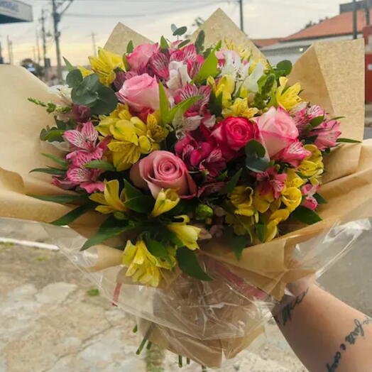 Buquê 6 rosas e alstroemerias