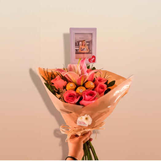 Buquê Primavera Dourada: Flores Naturais com Chocolates Ferrero Rocher