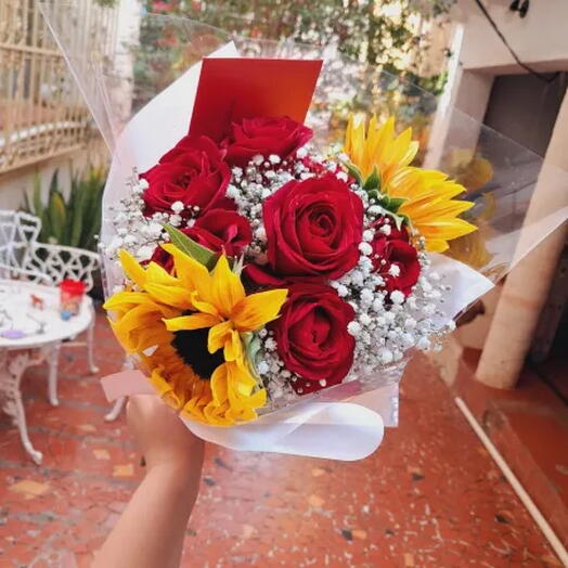 Buquê de 2 Girassois e 7 Rosas