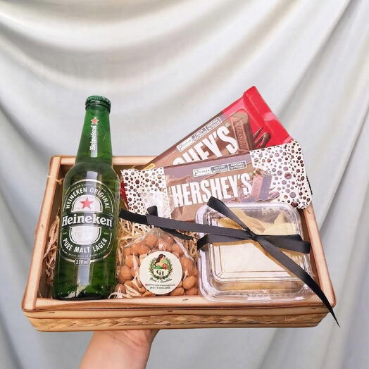 Mini Bandeja com Cerveja, Chocolates e Petiscos