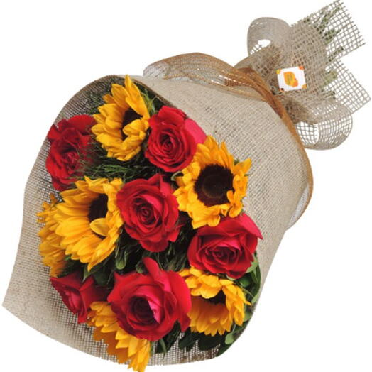 Buquê de Rosas e Girassois