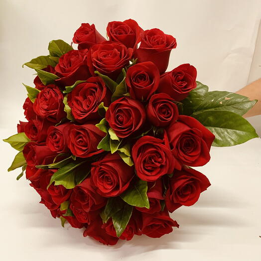 Buquê de 40 Rosas Vermelhas com Folhagem