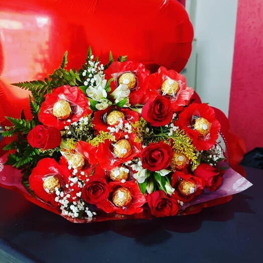 Buquê de 6 Rosas e 6 Ferreros