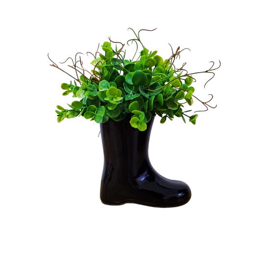Arranjo com mini folhagens verdes artificiais no vaso bota
