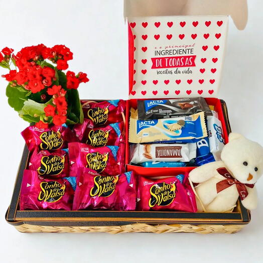 Bandeja com Muitos Chocolates e Urso de Pelucia