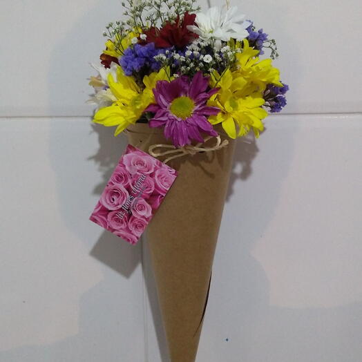 Mini bouquet de margaridas coloridas no cone de papel craft