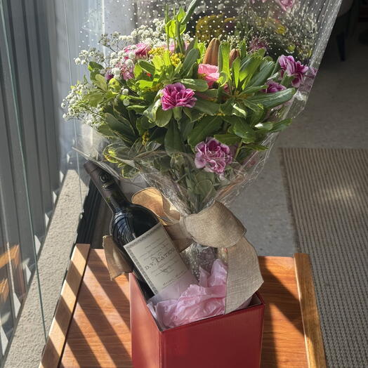 Caixa Linda com Buquê e Vinho