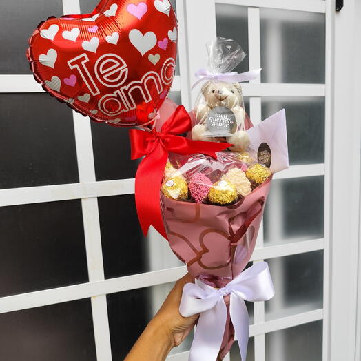 Buquê de chocolate com morango, rosa e Ferrero Rocher Desejo + Pelucia, Balão coração e Bilhete
