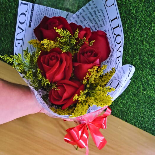 Bouquet Romance em Jornal com 6 Rosas Vermelhas