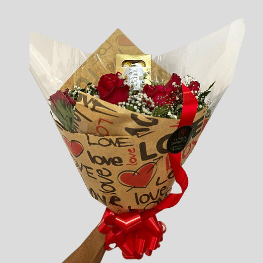 BUQUÊ COM 6 ROSAS VERMELHAS E FERRERO 8 UNIDADES