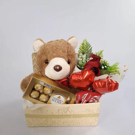 Caixa com pelucia ,flores, balões e ferrero rocher