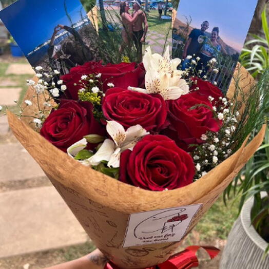 Buquê Com 8 Rosas e 3 Fotos Personalizadas