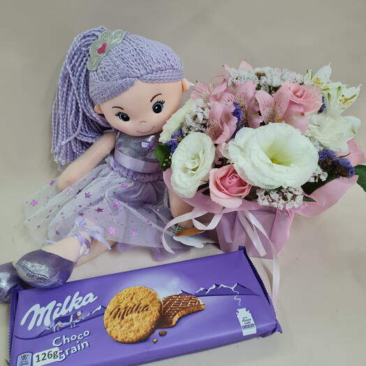 Boneca com flores e milka