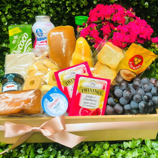 Cesta Premium de Cafe da Manhã com Vaso de Flores Naturais