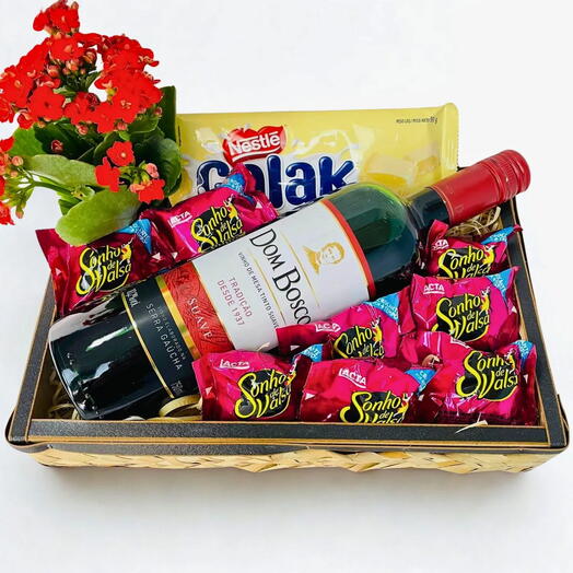 Bandeja Romântica com Vinho e Muitos Chocolates
