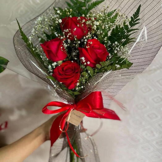 Ramalhete com 4 Rosas Vermelhas