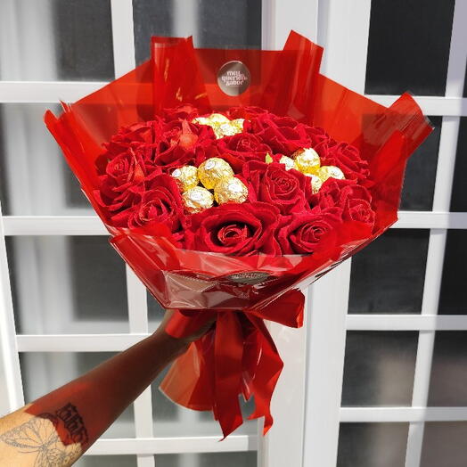 Buquê de Ferrero Rocher com rosas Supremo + Pelucia, Balão coração e Bilhete