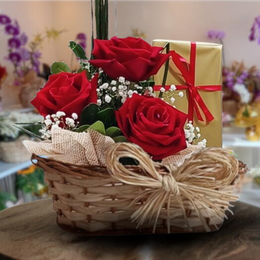 3 ROSAS NA CESTA DUPLA DE VIME E CAIXA DE BOMBOM LACTA/NESTLE DE 250G