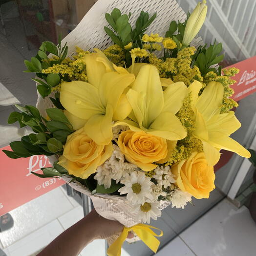 Buquê de Lirios Amarelos com Rosas Amarelas e Flores do Campo