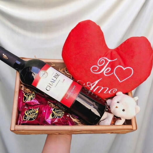 Mini Bandeja com Vinho, Chocolate e Pelucia