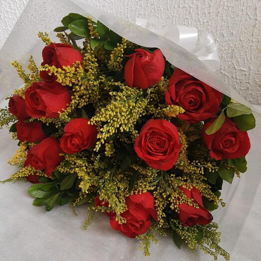 Buquê com 12 rosas vermelhas