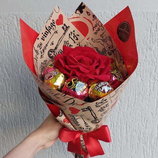 Buquê de Bombons e Rosa Artificial