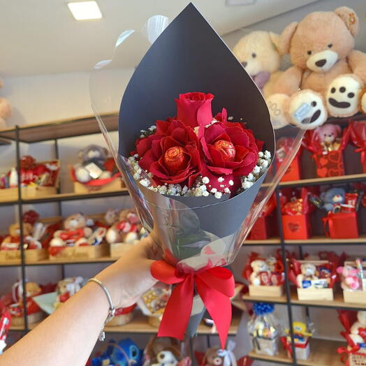 Cone C/ 5 Rosas Artificial C/ Bombons + 1 Rosa Natural