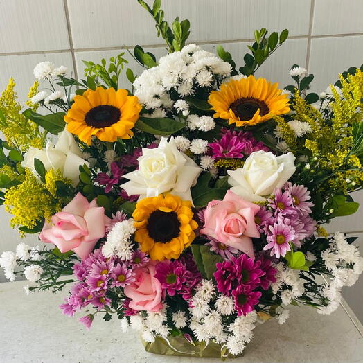 Arranjo de Flores com Rosas, Girassois e Mini Margaridas
