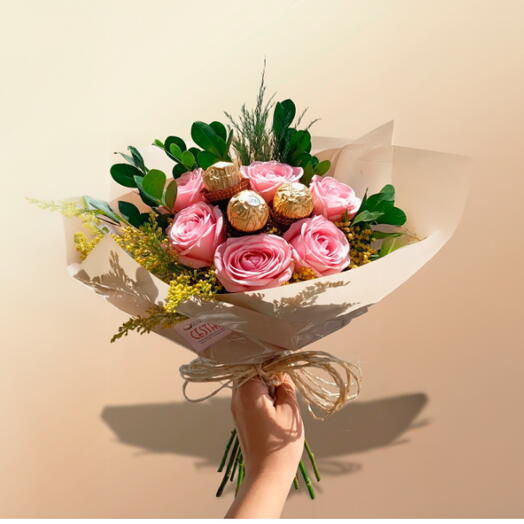 Buquê Delicia Ferrero Rosa: A Doce Combinação das Rosas Cor de Rosa e a Doçura dos Chocolates Ferrero