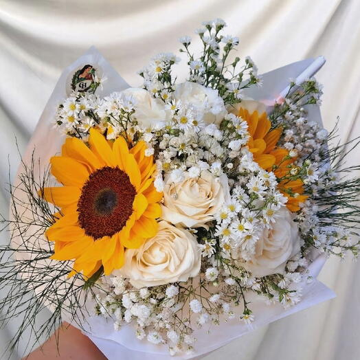 Buquê de 5 Rosas Brancas e 2 Girassois