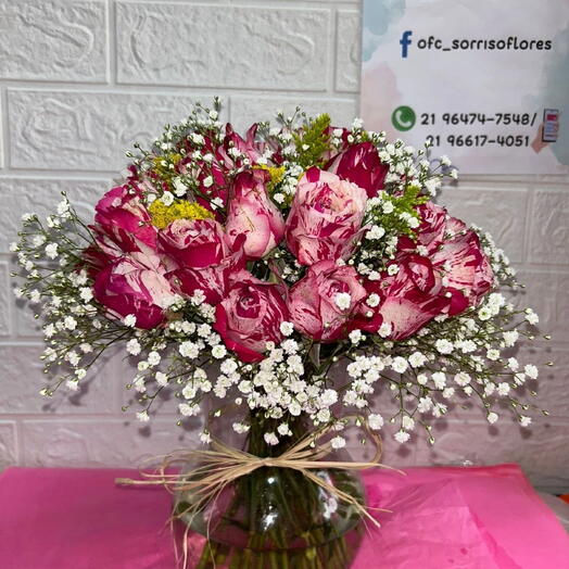 Arranjo de Rosas no Vidro