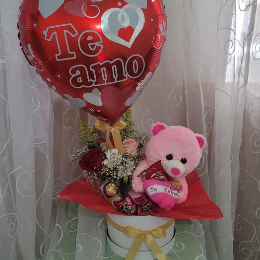 Caixa Bouquet com 3 Rosas Coloridas Urso e Balão