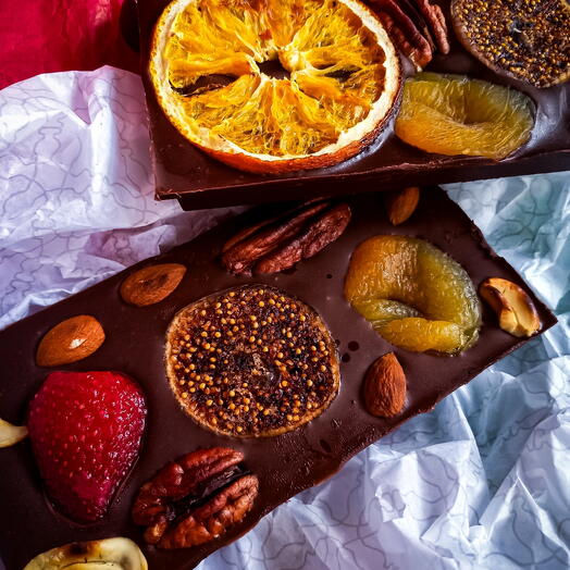 Barra de chocolate maciço nobre com frutos e frutas secas