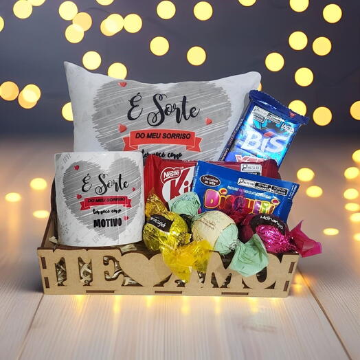 Cesta Com Chocolates "Te Amo" com Caneca e Almofada E Sorte Do Meu sorriso