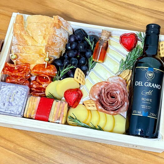 Tabua de Frios com Mini Vinho Romântico