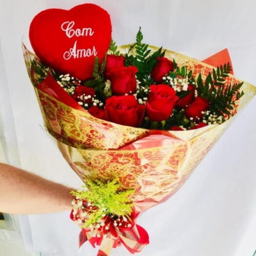 Buquê 12 Rosas e Coração Bordado
