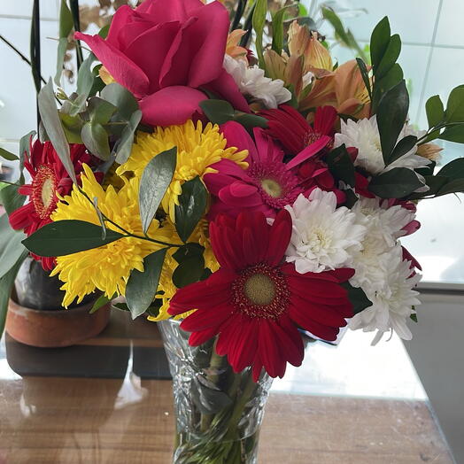 Flores Coloridas com Vaso de Vidro