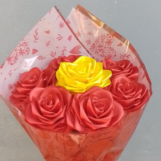 Buque pequeno de rosas de cetim