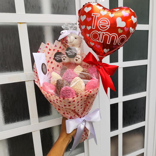 Buquê de chocolate com morangos Paixão + Pelucia, Balão coração e Bilhete