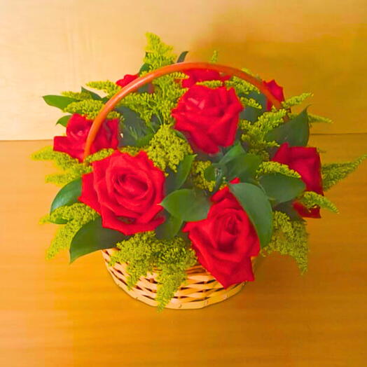 Arranjo Cesta de Vime com Rosas Vermelhas