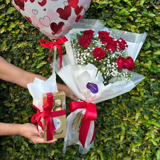 Buquê 10 Rosas  com Balão e Ferrero