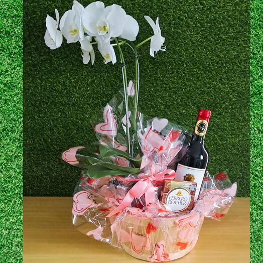 Cesta Arranjo Orquideas com Vinho e Chocolates