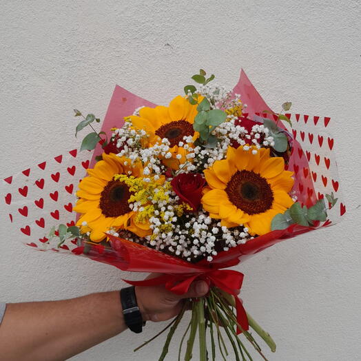 Buquê de Rosas e Girassois