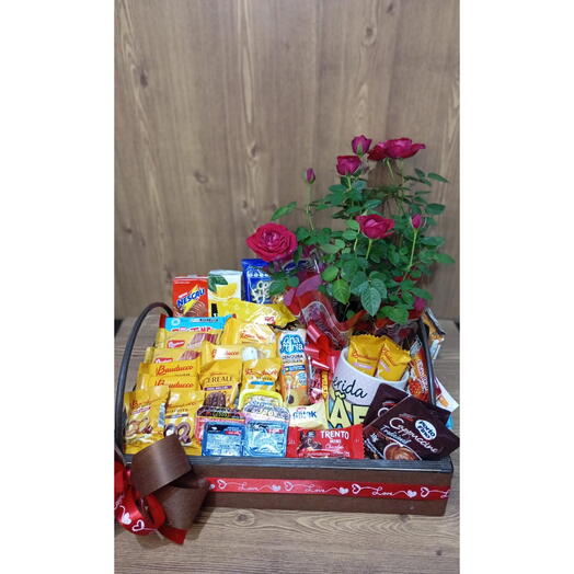 Bandeja Cafe da Manhã com 34 Itens e Flor