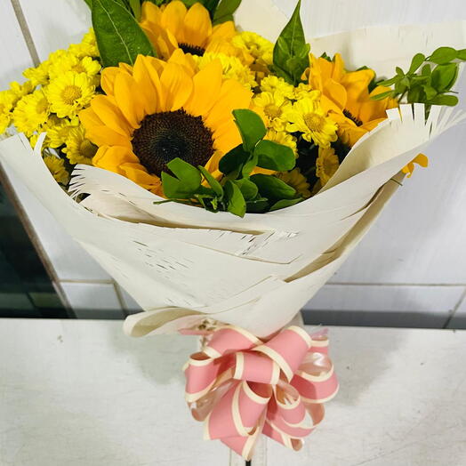 Buquê com 4 Girassois com Mini Margaridas